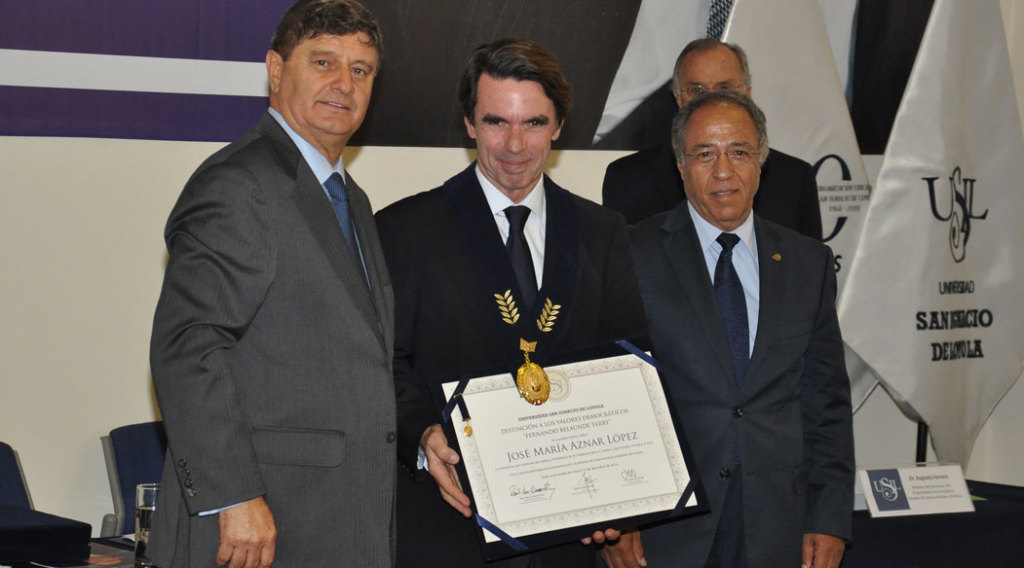 usil-condecora-a-aznar